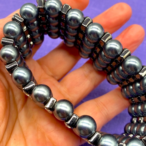 Vintage bracelet from Former First Lady, Melania Trump. Medium to large wrist 🩵 - Picture 6 of 7